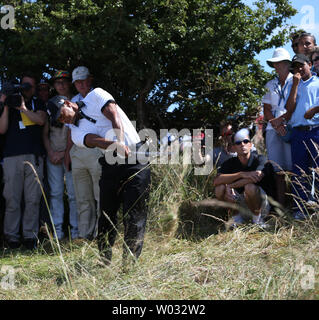 USA's Tiger Woods hits out de la rough sur le 1er trou sur le premier jour de l'Open Championship 2013 Muirfield en Écosse, le 18 juillet , 2013. UPI/Hugo Philpott Banque D'Images