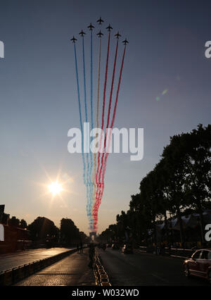 Les avions de la Patrouille de France, l'équipe de démonstration de voltige de l'Armée de l'Air Française, Français Flux de couleurs dans le ciel pendant le Tour de France à Paris le 21 juillet 2013. Chris Froome de Grande-Bretagne a remporté l'épreuve de devenir la deuxième Tour gagnant après Bradley Wiggins a remporté l'épreuve l'an dernier. UPI/David Silpa Banque D'Images