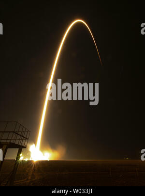 Ce long expsoure photographie montre la trajectoire de vol de la fusée Soyouz TMA-12M en tant qu'il lance à partir du cosmodrome de Baïkonour au Kazakhstan le 26 mars 2014. La fusée est porteur d'Expedition 39 commandant de Soyouz Alexander Skvortsov de l'Agence spatiale russe, Roskosmos, mécanicien de Steven Swanson de la NASA, et l'ingénieur de vol Oleg Artemyev de Roscosmos à la Station spatiale internationale. UPI/Bill Ingalls/NASA Banque D'Images