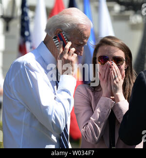 Elizabeth Welke sourit comme vice-président américain Joe Biden parle avec son mari Brian dans l'Iowa sur la pelouse Sud de la Maison Blanche après la Wounded Warrior Project Soldat Ride race event le 16 avril 2015 à Washington, DC. Elle a demandé à sa grande surprise et vice-président a parlé sur son téléphone pendant quelques minutes. Photo de Pat Benic/UPI Banque D'Images