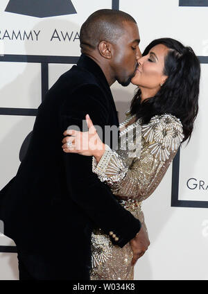 Le rappeur Kanye West et Kim Kardashian arrivent pour la 57e cérémonie des Grammy Awards au Staples Center de Los Angeles le 8 février 2015. Photo par Jim Ruymen/UPI Banque D'Images