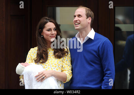 Catherine, duchesse de Cambridge et William duc de Cambridge quitter l'aile Lindo de l'Hôpital St Mary avec leur fille nouveau-né à Londres, le 2 mai 2015. Photo par Paul Treadway/UPI Banque D'Images