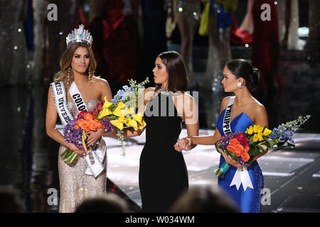 Miss Colombie, Gutierrez-Arevalo mistakely Ariadna qui a été couronnée Miss Univers 2015 les peuplements avec Paulina Vega, Miss Univers 2014 et le bon gagnant Miss Philippines, Pia Alonzo Wurtzbach sur scène, pendant le défilé de Miss Univers concours au Planet Hollywood Resort & Casino à Las Vegas, Nevada le 20 décembre 2015. Photo de James Atoa/UPI Banque D'Images