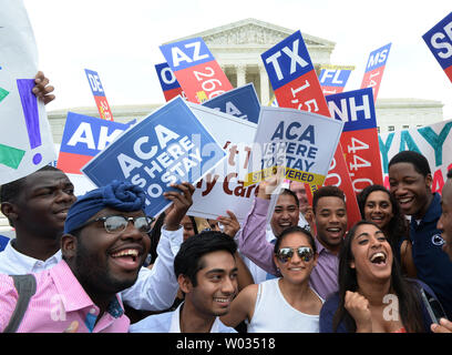 Les partisans de la Loi sur les soins abordables, connu sous le nom, l'Obamacare jubilent alors qu'ils célèbrent un 6-3 de la Cour suprême confirmant toutes les dispositions de la loi sur les soins de santé, en face de la Cour suprême à Washington, DC Le 25 juin 2015. Photo de Pat Benic/UPI Banque D'Images