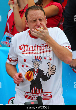 Joey Chestnut fait concurrence à la célèbre Nathan le quatrième de juillet International Hot Dog Eating Contest dans Coney Island, New York le 4 juillet 2015. Le Nathan's célèbre Quatrième de juillet International Hot Dog Eating Contest a eu lieu chaque 4 Juillet dans Coney Island depuis 1916. Photo de Mike Stobe/UPI Banque D'Images