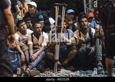 Les réfugiés et les migrants d'attendre dans la Tovarnik gare à bord d'un train qui va les transporter à l'Autriche le 18 septembre 2015 à Tovarnik, Croatie. Photo par Savallis-81/UPI Banque D'Images