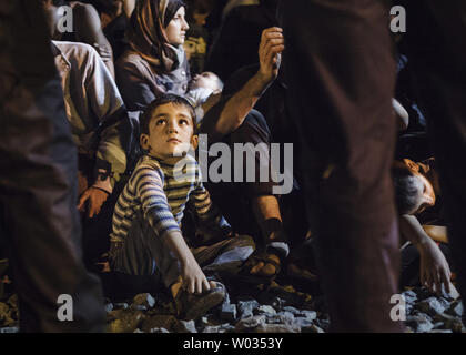 Les réfugiés et les migrants d'attendre dans la Tovarnik gare à bord d'un train qui va les transporter à l'Autriche le 18 septembre 2015 à Tovarnik, Croatie. Photo par Savallis-81/UPI Banque D'Images