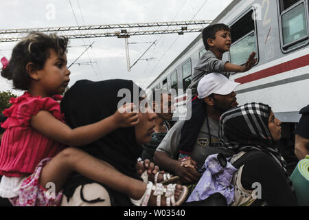 Réfugiés syriens attendre à bord d'un train qui va les transporter à l'Autriche, la Croatie, en Tovarnik le 19 septembre 2015. Des milliers de réfugiés continuent le trek du Moyen Orient à l'Europe. Photo par Zavalli Achille/UPI Banque D'Images