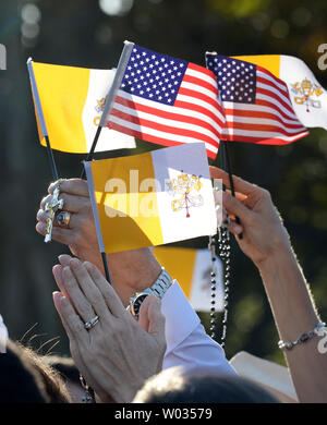 Les fidèles catholiques prient et vague et drapeaux du Vatican avant l'arrivée du Pape François pour une cérémonie d'accueil sur la pelouse Sud de la Maison Blanche à Washington, DC Le 23 septembre 2015. Le Pape est sur son premier voyage aux États-Unis, et aussi visite New York et Philadelphie. Photo de Pat Benic/UPI Banque D'Images