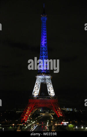 La Tour Eiffel est illuminée aux couleurs du drapeau français comme un hommage à ceux qui ont été tués dans les attentats terroristes perpétrés récemment à Paris le 19 novembre 2015. Le maire de Paris Anne Hidalgo a prolongé la hommage spécial au 25 novembre après avoir initialement ordonnant l'illumination pour seulement trois jours. Photo de David Silpa/UPI Banque D'Images