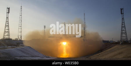 La fusée Soyouz TMA-19M est lancé avec Expedition 46 commandant de Soyouz Youri Malenchenko de l'Agence spatiale fédérale russe (Roskosmos), ingénieur de vol de la NASA, Tim Kopra et ingénieur de vol Tim Peake de l'ESA (Agence Spatiale Européenne), le mardi, 15 Décembre, 2015 au cosmodrome de Baïkonour au Kazakhstan. Malenchenko, Kopra, Peake et passera les six-mois qui vivent et travaillent à bord de la Station spatiale internationale. Photo de la NASA par Joel Kowsky/UPI Banque D'Images