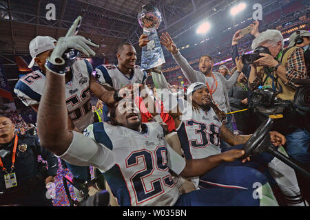 New England Patriots Le Garrette Blount (29), Brandon Bolden (38), Jonathan Casilas (52), et de Darius Fleming (58) célébrer avec le trophée Vince Lombardi après la défaite des patriotes les Seattle Seahawks 28-24 pour gagner le Super Bowl XLIX au University of Phoenix Stadium de Glendale, Arizona, le 1 février 2015. Photo par Kevin Dietsch/UPI Banque D'Images