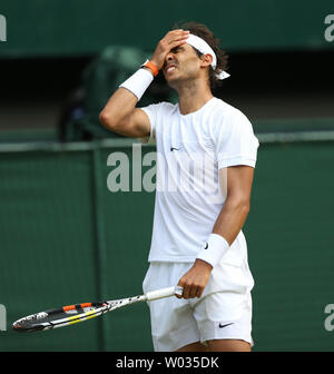 Rafael Nadal l'Espagne réagit pendant son match contre Dustin Brown sur le quatrième jour de la 2015 de Wimbledon, à Londres le 02 juillet, 2015. Brown a remporté le match 7-5, 3-6, 6-4, 6-4. Photo par Hugo Philpott/UPI Banque D'Images