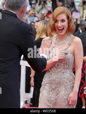 Jessica Chastain arrive sur le tapis rouge avant la projection du film "l'argent Monster' à l'ouverture de la 69e assemblée annuelle du Festival International du Film de Cannes à Cannes, France, le 12 mai 2016. Photo de David Silpa/UPI Banque D'Images