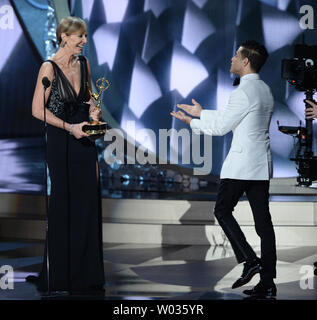 Acteur Rami Malek (R) accepte les principal acteur dans une série dramatique pour 'Mr. Des robots de l'actrice Allison Janney sur scène lors de la 68e Primetime Emmy Awards annuels chez Microsoft Theatre de Los Angeles le 18 septembre 2016. Photo par Jim Ruymen/UPI Banque D'Images