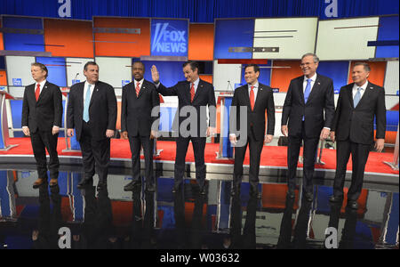 2016 Candidats à la présidence républicaine (L-R) Kentucky Sen. Paul Rand, New Jersey Gov. Chris Christie, neurochirurgien à la retraite Ben Carson, Texas Sen. Ted Cruz , Marco Rubio, Sénateur de Floride Floride ancien employé. Jeb Bush et de l'Ohio Gov. John Kasich rassembler sur scène avant d'un GOP, animé par Fox News, 28 janvier 2016, à Des Moines, Iowa. Homme d'affaires milliardaire Donald J. Trump a boycotté le débat, qui est le dernier avant la première de l'Iowa-dans-le-nation de caucus, le 1 février. Photo de Mike Theiler/UPI Banque D'Images