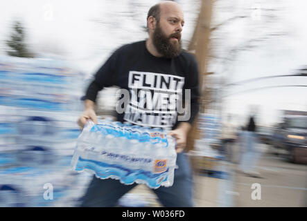 Cas volontaires distribuent de l'eau à l'Hôtel de Ville à Flint, Michigan, le 12 mars 2016. Les résidents de silex continuent d'utiliser de l'eau en bouteille après l'eau potable était contaminé par le plomb après la source d'eau a été changé de l'eau et d'assainissement de Detroit Dept. au Flint River en avril 2014. Photo par Molly Riley/UPI Banque D'Images