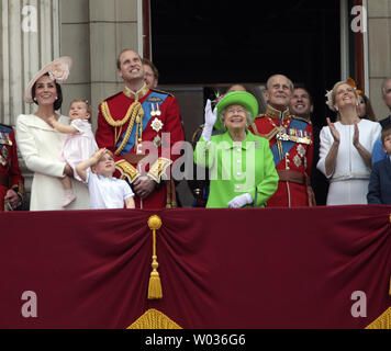 Catherine, duchesse de Cambridge, la Princesse Charlotte, Prince George, Prince Harry William, duc de Cambridge, Sa Majesté la Reine, le duc d'Édimbourg, Sophie comtesse de Wessex regarder le défilé depuis le balcon du palais de Buckingham lors de l'assemblée 'Parade la couleur' pour célébrer le 90e anniversaire de la reine au centre commercial à Londres, le 11 juin 2016. Photo par Hugo Philpott/UPI Banque D'Images