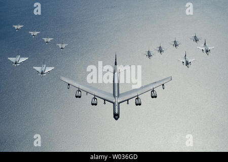 Un United States Air Force B-52 Stratofortress dirige une formation d'aéronefs, y compris deux Polish air force F-16 Fighting Falcon, quatre U.S. Air Force F-16 Fighting Falcon, deux typhons Eurofighter allemands et quatre Gripens suédois sur la mer Baltique, le 9 juin 2016. Photo de l'Aviateur Senior Babis Erin/U.S. Air Force/UPI Banque D'Images