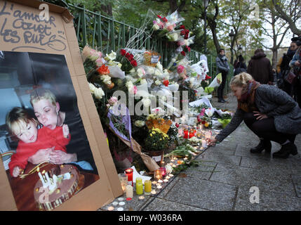 Rendre hommage à des personnes victimes d'une attaque terroriste en face de la salle de concert Bataclan à Paris, France, le 13 novembre 2016, marquant le premier anniversaire d'une série d'attaques meurtrières. Certains ont été tués, 90 130 d'entre eux au Bataclan, lorsque des militants islamiques ont de fait des ravages dans le coeur de la capitale française. Photo Maya UPI/Vidon-White Banque D'Images