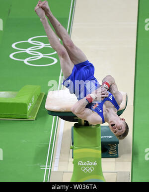 Grande-bretagne gymnaste Nil Wilson est airborne comme il est en concurrence dans la Base pendant la gymnastique artistique masculine qualifications des Jeux Olympiques de Rio 2016 à Rio de Janeiro, Brésil, 6 août 2016. Photo de Mike Theiler/UPI Banque D'Images