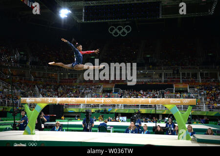 Gymnaste américain Simone Biles participe à la poutre lors de la qualification aux Jeux Olympiques de Rio 2016 à Rio de Janeiro, Brésil, 6 août 2016. Photo par Kevin Dietsch/UPI Banque D'Images