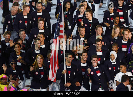 Michael Phelps a le drapeau américain qu'il dirige les États-Unis dans l'arène lors de la cérémonie d'ouverture des Jeux Olympiques de Rio 2016 commence à Rio de Janeiro, Brésil le 5 août 2016. Photo par Terry Schmitt/UPI Banque D'Images