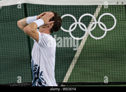Andy Murray de Grande-bretagne réagit après avoir remporté un match long et difficile au cours du Tennis Masculin en finale contre Juan Mart'n del Potro de l'Argentine à la Rio 2016 Jeux Olympiques d'été à Rio de Janeiro, Brésil, le 14 août 2016. Murray a remporté la médaille d'or de trois ensembles à un. Photo de Richard Ellis/UPI Banque D'Images