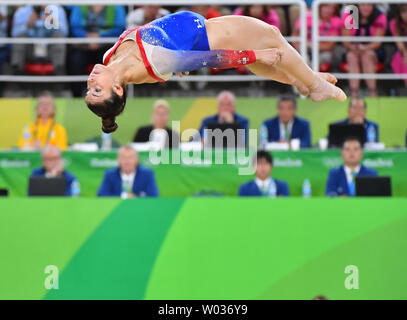 Aly Raisman des États-Unis est en compétition et remporte la médaille d'argent dans l'exercice au sol à l'Arène Olympique de la Rio 2016 Jeux Olympiques d'été à Rio de Janeiro, Brésil, le 16 août 2016. Photo par Kevin Dietsch/UPI Banque D'Images