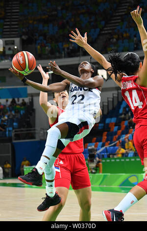 Olivia Epoupa (22) de la France est bloqué sur tourné au cours de la médaille de bronze féminine de basket-ball jeu dans l'arène 1 Carioca au 2016 Jeux Olympiques d'été de Rio à Rio de Janeiro, Brésil, le 20 août 2016. Photo de Richard Ellis/UPI Banque D'Images