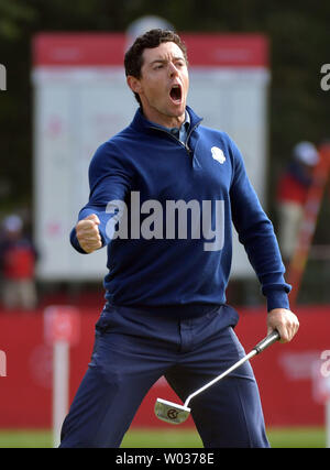 Membre de l'équipe européenne Rory McIlroy réagit après un putt sur le 13e vert pendant le jour 1 de la Ryder Cup 2016 à Hazeltine National Golf Club à Chaska, Minnesota, le 30 septembre 2016. Photo par Kevin Dietsch/UPI Banque D'Images