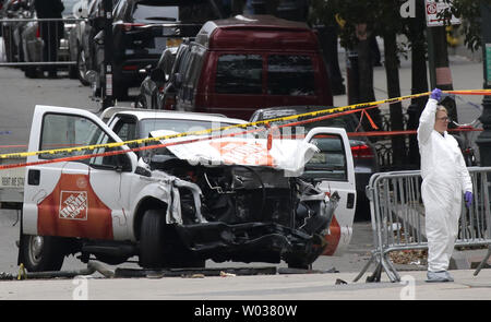 Les travailleurs continuent à recueillir les preuves autour de Home Depot chariot utilisé pour frapper les piétons en laissant 8 morts et plus d'une douzaine de blessés la veille dans le sud de Manhattan le 1 novembre 2017 à New York. Le suspect en détention, Sayfullo Habibullaevic délibérément, a conduit un camion loué Home Depot sur une longue piste cyclable à proximité du World Trade Center dans le lower Manhattan, tuant huit personnes et blessant grièvement 11 autres, puis est sorti de la voiture en criant et en brandissant des imitations d'armes à feu avant qu'il a été abattu par la police. Photo de John Angelillo/UPI Banque D'Images