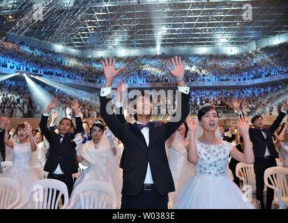 Les couples nouvellement mariés célébrer pendant une cérémonie de bénédiction au monde la paix CheongShim Centre à Gapyeong, Corée du Sud, le 7 septembre 2017. Photo par Keizo Mori/UPI Banque D'Images