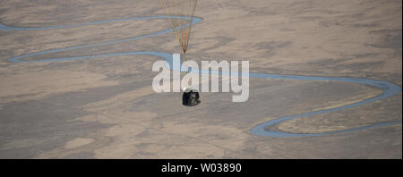 L'engin spatial Soyouz MS-02 est vu comme il terres avec le commandant de l'Expédition 50 Shane Kimbrough de NASA et ingénieurs de vol Sergey Ryzhikov et Andrey Borisenko de Roscosmos, près de la ville de Zhezkazgan, le Kazakhstan le Lundi, Avril 10, 2017 (temps). Kazakh Kimbrough, Ryzhikov, et Borisenko reviennent après 173 jours dans l'espace où ils ont servi en tant que membres de l'Expédition 49 et 50 équipages à bord de la Station spatiale internationale. Photo de la NASA/Bill Ingalls UPI Banque D'Images