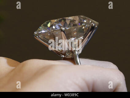 Sotheby's un des modèles de l'employé le plus grand diamant rond jamais d'apparaître lors de l'adjudication pesant 110 carats est exposée à un aperçu des médias pour Sotheby's premier 'Vie de luxe' série de vente, offrant le meilleur en matière de bijoux, montres, voitures, du vin et de la mode, chez Sotheby's à New York le 30 novembre 2017. Toutes les "Vie de luxe' expositions ouvertes au public le 30 novembre. Photo de John Angelillo/UPI Banque D'Images