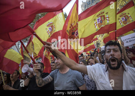 Espagnols montrent leur soutien pour le gouvernement central au cours d'une immense manifestation pro-unité à Barcelone le 29 octobre 2017. Des centaines de milliers de partisans pro-unité se sont réunis dans la capitale de la Catalogne Barcelone deux jours après les législateurs régionaux ont voté pour diviser la région riche de l'Espagne mais le Parlement espagnol a voté à prendre plus de contrôle direct de la région dans une crise politique sans précédent. Photo par Xavi Herrero/ UPI Banque D'Images