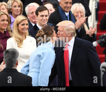 Le président élu, Donald Trump embrasse sa femme, Melania, comme il arrive dans la capitale pour son investiture le 20 janvier 2017, à Washington, D.C. Trump a prêté serment en tant que 45e président des États-Unis. Photo de Pat Benic/UPI Banque D'Images