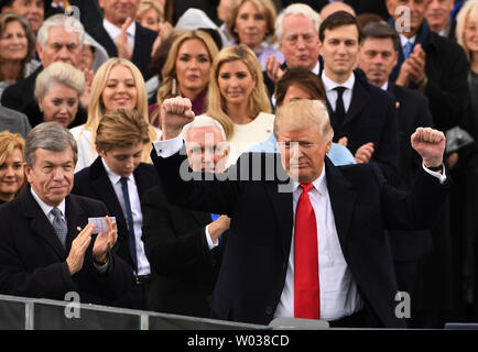Le président Donald Trump les gestes à la foule après avoir prêté serment lors de son investiture le 20 janvier 2017, à Washington, D.C. Trump a prêté serment en tant que 45e président des États-Unis. Photo de Pat Benic/UPI Banque D'Images