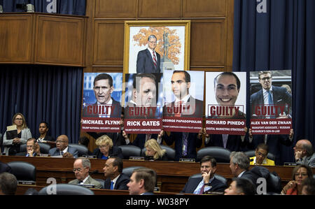 Rep. Elija Cummings, D-MD, offre sa déclaration d'ouverture aux côtés des affiches de campagne Trump fonctionnaires sous enquête de l'avocat spécial Robert Mueller, au cours d'une chambre judiciaire et les comités de supervision, audition commune sur FBI et Ministère de la Justice actes entourant l'élection de 2016, avec Peter Strzok blancheur, Sous-directeur du Federal Bureau of Investigation (FBI), sur la colline du Capitole à Washington, D.C. le 12 juillet 2018. Strzok a été le chef de la section Contre-espionnage du FBI et a dirigé l'enquête sur l'utilisation de Hillary Clinton d'un serveur de messagerie personnel et dirigé la Banque D'Images