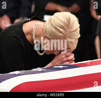 Épouse Cindy McCain prie par le cercueil de l'ancien sénateur John McCain comme il se trouve dans la région à la capitale américaine de Washington, D.C., le vendredi, 31 août, 2018. McCain, un républicain de l'Arizona, candidat à la présidentielle, et héros de guerre, est décédé le 25 août à l'âge de 81 ans. Il est la 31e personne à se trouver dans la région de la capitale en 166 ans. Photo de Pat Benic/UPI Banque D'Images