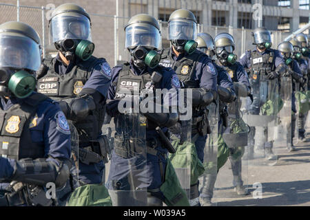 Le U.S. Customs and Border Protection (CBP) des agents le long avec le ministère de la Défense (DOD) personnel fixent le San Ysidro Point d'entrée le 25 novembre 2018, contre les tentatives d'entrer illégalement aux États-Unis du Mexique. Photo par Mani Albrecht/ U.S. Customs and Border Protection/UPI Banque D'Images