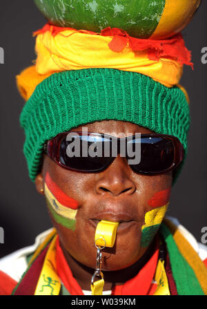 Un ventilateur Ghana cherche sur avant le match du groupe C au Loftus Versfeld à Pretoria, Afrique du Sud le 13 juin 2010. UPI/Chris Brunskill Banque D'Images