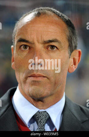 Cameroun manager Paul Le Guen observe le groupe E match au Loftus Versfeld à Pretoria, Afrique du Sud le 19 juin 2010. UPI/Chris Brunskill Banque D'Images