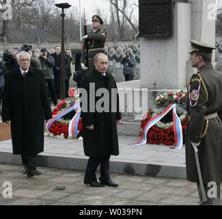 Le président russe Vladimir Poutine et le président tchèque Vaclav Klaus vu après une cérémonie de dépôt de gerbes à la mémoire des soldats soviétiques tués au cours de la Seconde Guerre mondiale au cimetière Olsany à Prague, le 2 mars 2006. Poutine est sur une visite d'Etat de deux jours en République tchèque. (Photo d'UPI/Anatoli Zhdanov) Banque D'Images