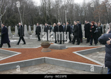 Le président russe Vladimir Poutine et le président tchèque Vaclav Klaus vu après une cérémonie de dépôt de gerbes à la mémoire des soldats soviétiques tués au cours de la Seconde Guerre mondiale au cimetière Olsany à Prague, le 2 mars 2006. Poutine est sur une visite d'Etat de deux jours en République tchèque. (Photo d'UPI/Anatoli Zhdanov) Banque D'Images