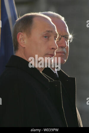 Le président russe Vladimir Poutine (G) et le président tchèque Vaclav Klaus se tient en silence au cimetière Olsany pour commémorer les soldats soviétiques tués au cours de la Seconde Guerre mondiale à Prague, le 2 mars 2006. Poutine est sur une visite d'Etat de deux jours en République tchèque. (Photo d'UPI/Anatoli Zhdanov) Banque D'Images