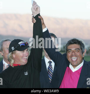 L'acteur George Lopez (à droite) jusqu'ans la main de Charley Hoffman de Las Vegas, Nevada (à gauche) après avoir remporté le Hoffman Bob Hope Chrysler Classic au Classic Club à Thousand Palms, en Californie le 21 janvier 2007. (Photo d'UPI/Art Foxall) Banque D'Images