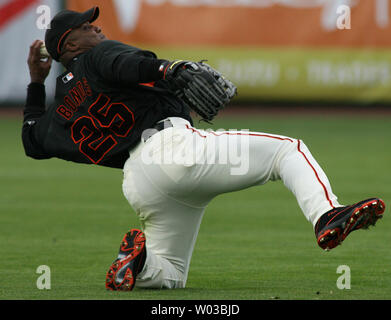 Le voltigeur des Giants de San Francisco Barry Bonds lance la balle à l'avant-champ de son genou au cours de la Ligue des cactus géants match contre les Diamondbacks de l'Arizona à Scottsdale Stadium à Scottsdale, Arizona, 22 mars 2007. (Photo d'UPI/Art Foxall) Banque D'Images