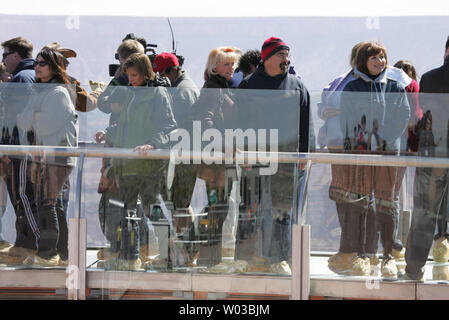 Les visiteurs dans la vue à l'ouverture du Grand Canyon Skywalk à Grand Canyon West, Arizona, 28 mars 2007. (Photo d'UPI/Art Foxall) Banque D'Images