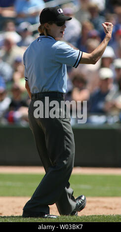 Juge-arbitre Ria Cortesio signale un joueur hors Ligue des cactus au cours de l'action entre les Chicago Cubs et les Diamondbacks de l'Arizona à HoHoKam Park à Mesa, Arizona le 29 mars 2007. Cortesio est la cinquième femme juge-arbitre d'appeler un jeu dans l'histoire du baseball professionnel et le premier depuis 1989. (Photo d'UPI/Art Foxall) Banque D'Images